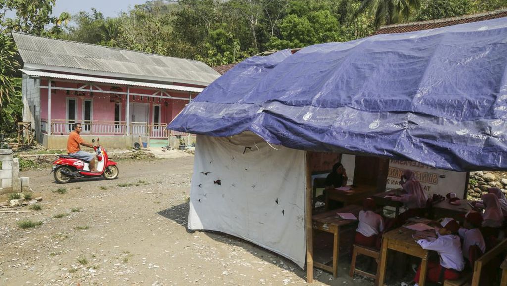Siswa SD di Bantargebang Belajar di Tenda Darurat